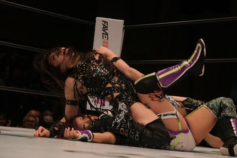 無料中継でも話題を集めた上谷沙弥vsAZM（9月27日）　©Norihiro Hashimoto