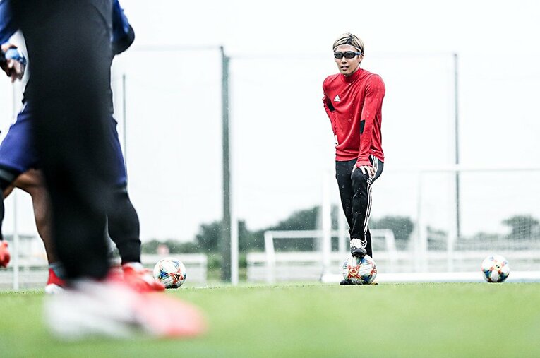 右目を失明、左目もぼんやりとしか見えなくても、前向きにサッカーを続けている松本 ／ photograph by Ryo Sato