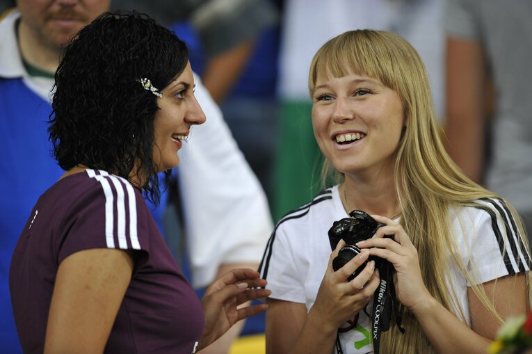 EUROにいた美しい女性サポーターの応援姿（50枚超）　©Sports Graphic Number