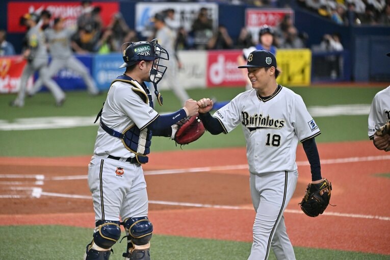 日本シリーズ第６戦では、最高のコンビネーションを誇るエース・山本由伸の劇的な完投勝利をアシストした　©︎Hideki Sugiyama