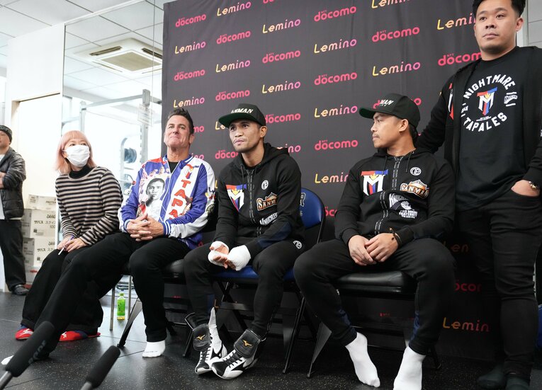 取材に応じるタパレス陣営　©Naoki Fukuda