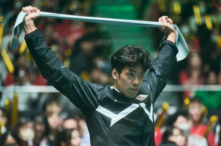 試合中、ゴムチューブを使ってストレッチをする宮浦健人（24歳）。いつコートに立ってもいいように、準備を欠かさない ／ photograph by Yuki Suenaga