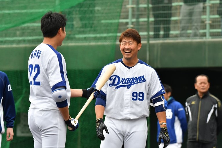 2018年、当時在籍の中日で大野雄大と談笑する松坂 ©BUNGEISHUNJU