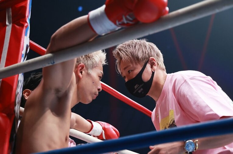 “親友”大岩龍矢のセコンドについた武尊。K-1のリングには、“武尊をめぐるドラマ”が生まれていた ／ photograph by Takao Masaki