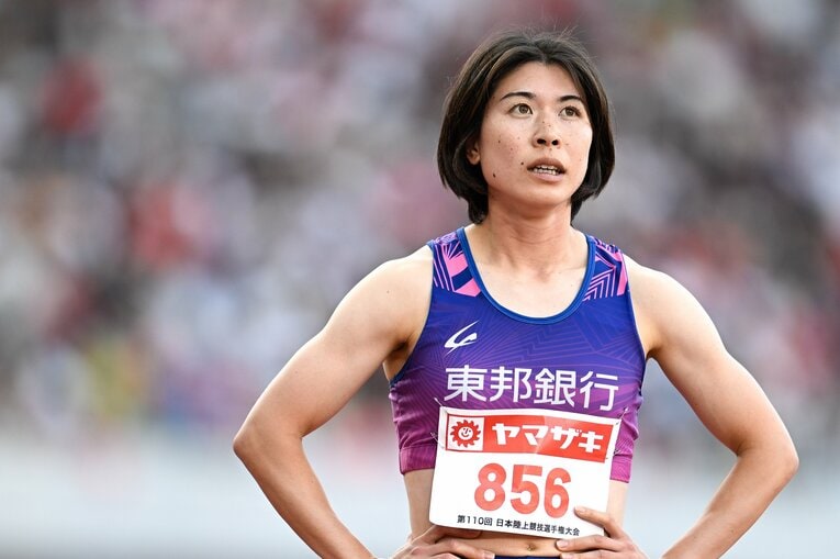 レース後、電光掲示板を眺める松本。圧勝劇にもかかわらず、笑顔はなかった　©Asami Enomoto