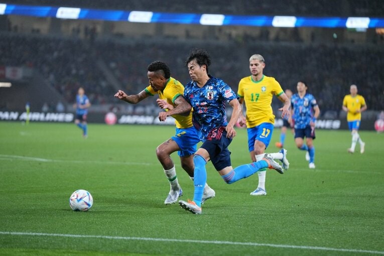 三笘とミリタンのマッチアップ　©JMPA