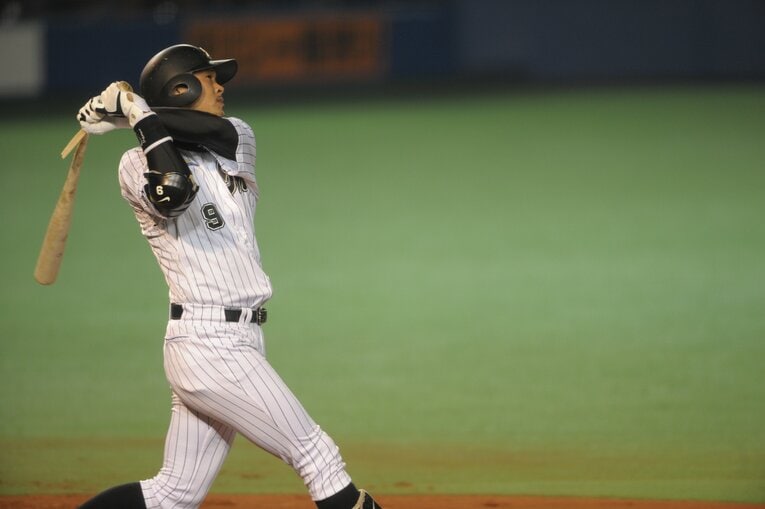 1993年、ロッテから7位指名で入団した福浦和也。野手に転向後は2001年に首位打者に輝くなど通算2000安打を達成　©BUNGEISHUNJU