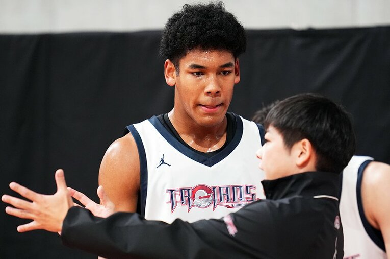 福岡大大濠の片峯コーチの指導を殊勝に聞く白谷柱誠ジャック ／ photograph by AFLO