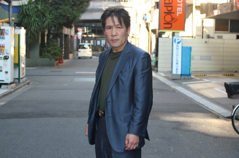 自身が会長を務めるSRSボクシングジムの前で。坂本博之にとって忘れがたい「最初の1敗」は、父との腕相撲で味わったものだった ／ photograph by Number Web