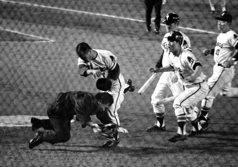 1970年、東映vs近鉄。1回、「ストライク」判定に激高した東映の白仁天（左から2人目）が、露崎元弥主審を首投げで倒す。右は止めに入る大杉勝男（手前）と張本勲（奥）　©Sankei Shimbun