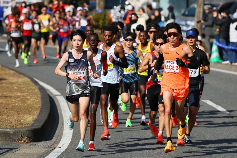 福岡国際マラソンでペースメーカーを務めた上野（右）。設楽悠太の姿も（左）　©JIJI PRESS