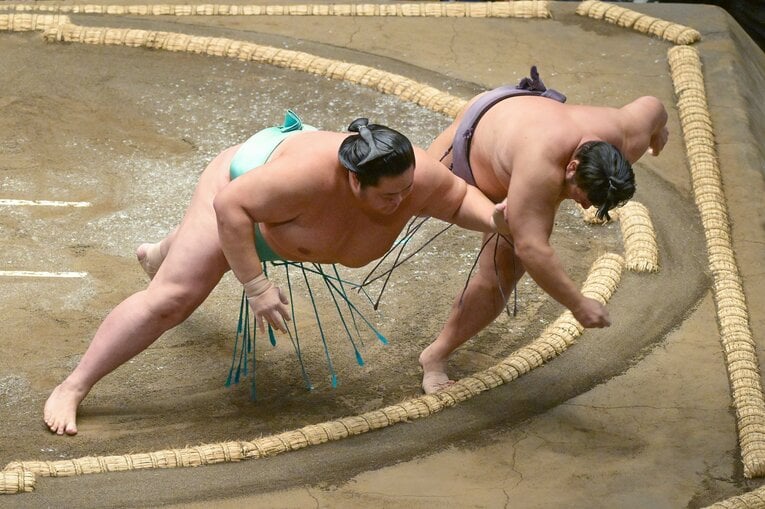 3日目、琴桜（左）が翔猿を押し出しで下した一番。微妙なタイミングだったが、物言いもつかなかった　©JIJI PRESS