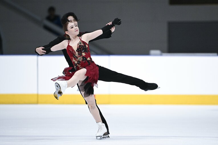 初の国際大会出場となった「木下グループ杯」で演技を行う紀平梨花・西山真瑚　©Asami Enomoto【スワイプするとそのほかの写真もご覧になれます】