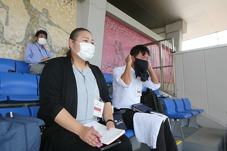 元女子ソフトボール日本代表で、北京五輪では金メダルを獲得。関西を中心に現場を視察し、今秋のドラフト候補をチェックする。 ／ photograph by Noriko Yonemushi