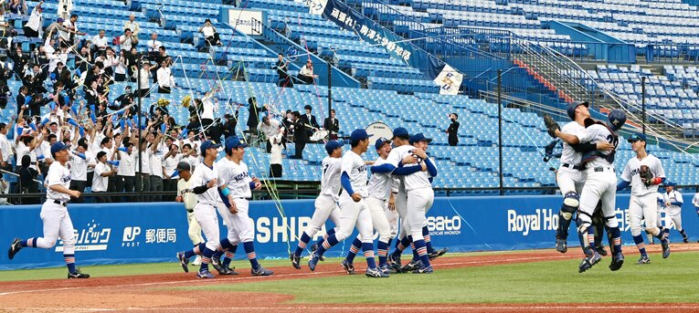 春季リーグ、入替戦。日大に勝利し、1部昇格を決めて喜ぶ駒大の選手たち　©JIJI PRESS