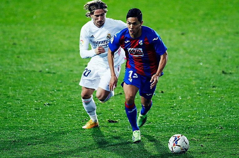 モドリッチとマッチアップする武藤嘉紀。レアル・マドリーとの勝負に乾貴士とともに挑んだ ／ photograph by Daisuke Nakashima