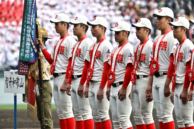 【超楽しそうで礼儀正しい…智弁和歌山ナイン＆監督のテレビに映らない表情／全10枚】©Hideki Sugiyama