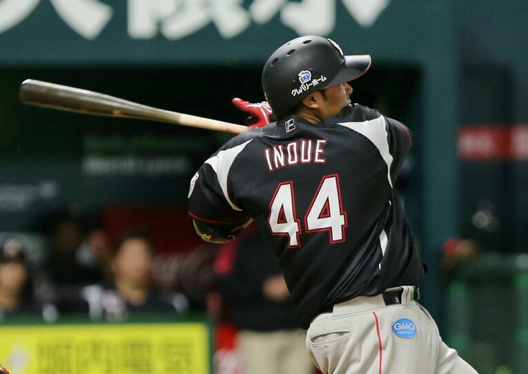 その豪快なスイングでマリーンズファンの大歓声を呼んだ　©︎JIJI PRESS