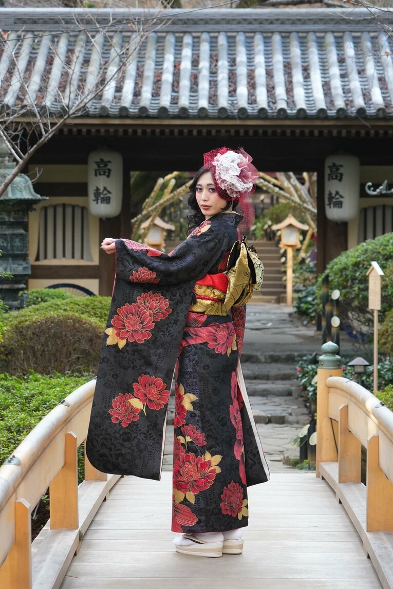 黒地に牡丹の花があしらわれた振袖　©Essei Hara
