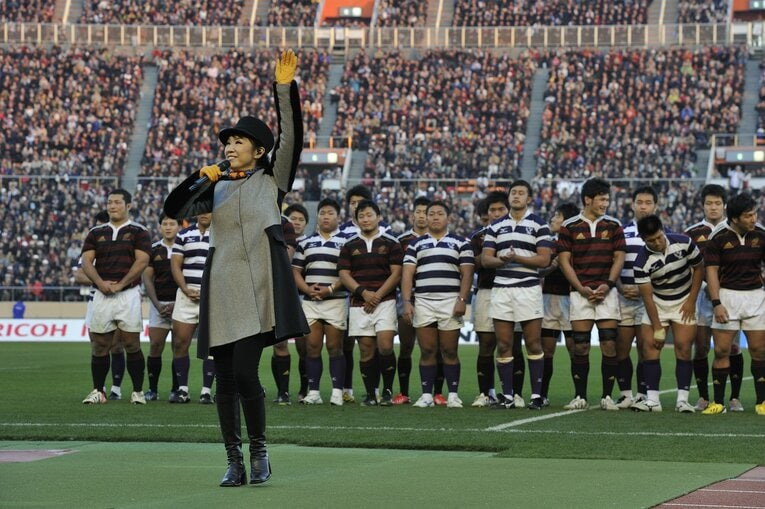 旧国立最後の早明戦となった2013年、ラグビーを題材とした『ノーサイド』を歌いあげる松任谷由実　©︎Takuya Sugiyama