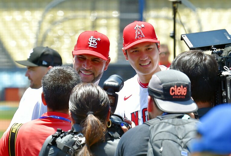 昨年のオールスターで再会を果たした大谷とプホルス。実はこの二人も、かつては柱を挟んで“お隣さん”だった　©JIJI PRESS