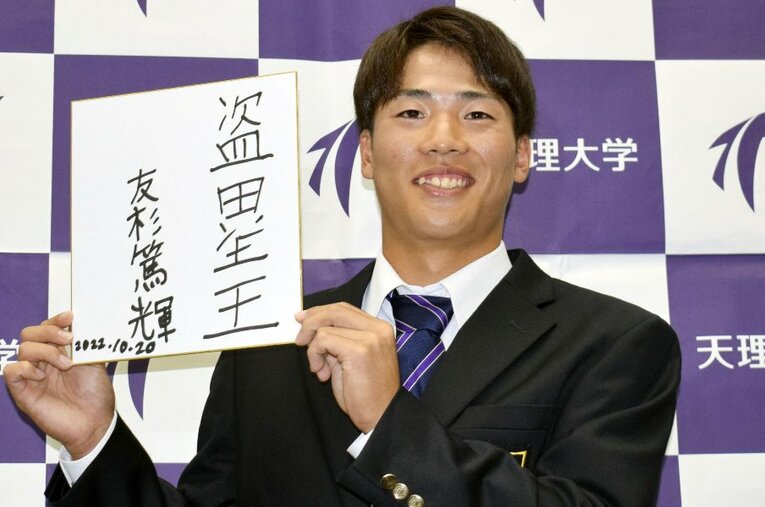 ロッテに2位指名された天理大・友杉篤輝内野手（22歳・171cm70kg・右投右打・立正大淞南高） ／ photograph by KYODO