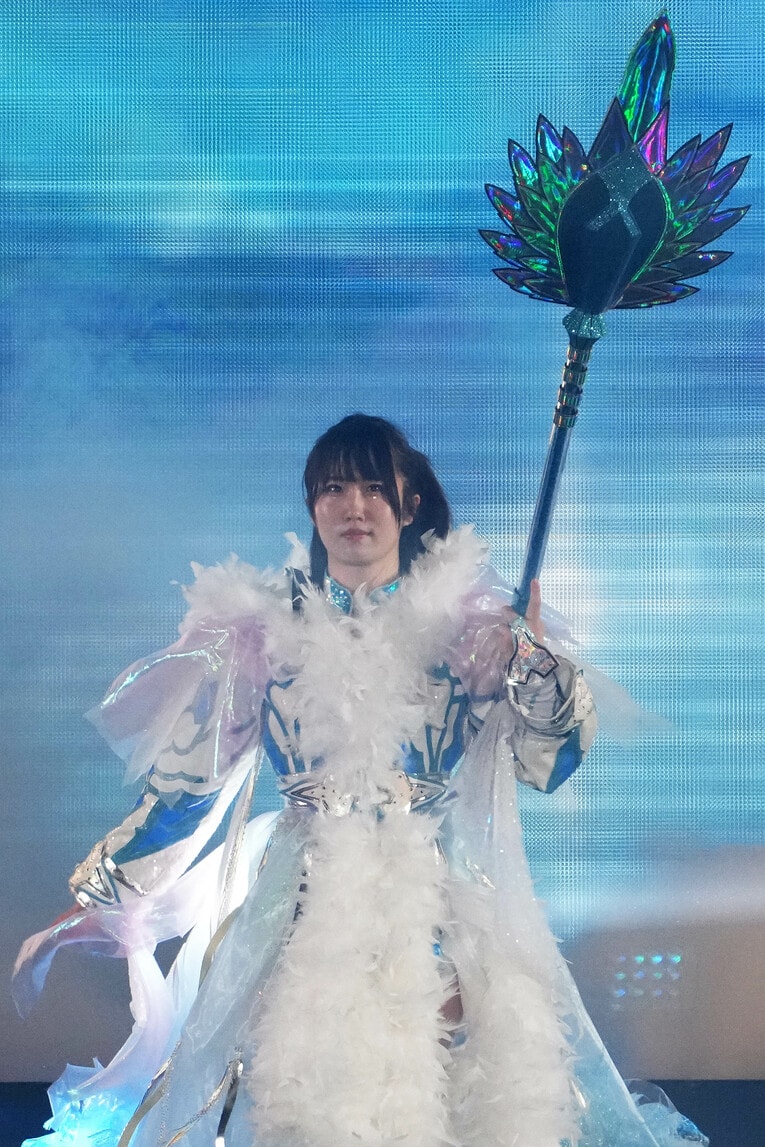 槍を手に水色が入った白い衣装で入場する玖麗さやか　©Masashi Hara