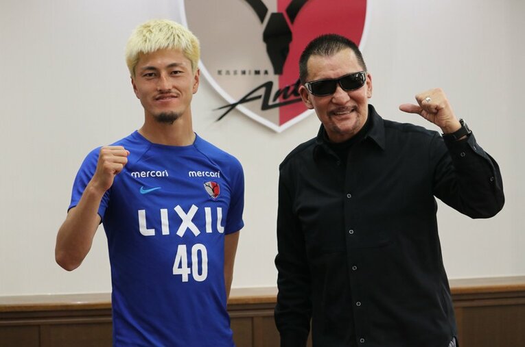 鹿島アントラーズのクラブハウスを訪れた蝶野正洋（右）と対談したFW鈴木優磨。プロレス好きを公言するだけあって、汗だくになるほど緊張した様子だった ／ photograph by KASHIMA ANTLERS