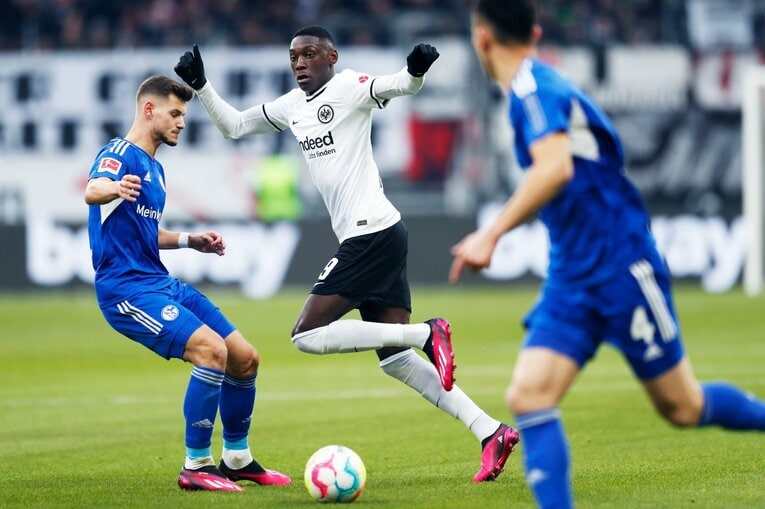 「1年前はJ2→ドイツ5部」上月壮一郎22歳の堂々1部デビュー…長谷部誠と握手、鎌田大地vs吉田麻也のW杯組対決も〈現地撮影〉(21)