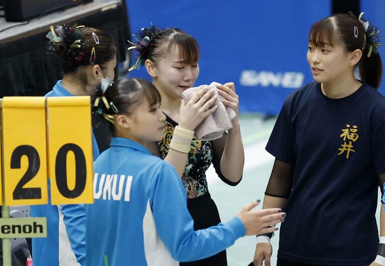 演技を終えて涙を流し、福井県代表のチームメイトになぐさめられる宮田　©KYODO