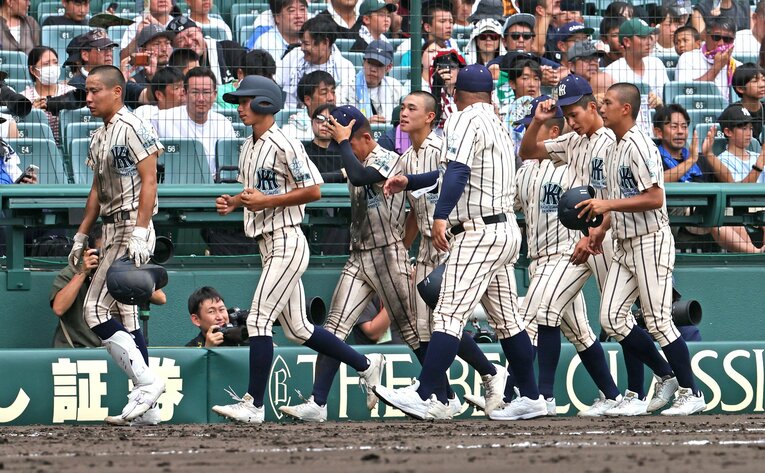 大阪勢としては記念大会を除くと18年ぶりに初戦で姿を消すことになった東大阪大柏原ナイン　©Sankei Shimbun