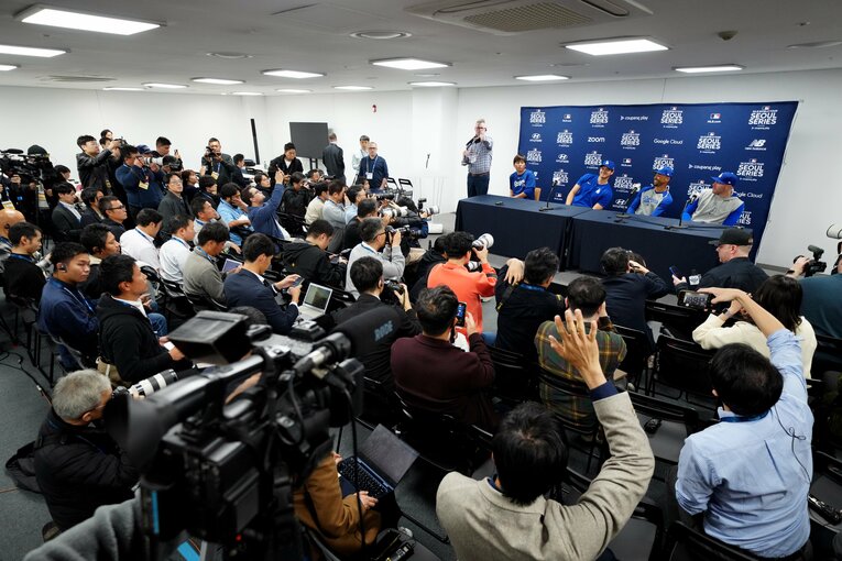 韓国で記者団が取り囲む　©Getty Images