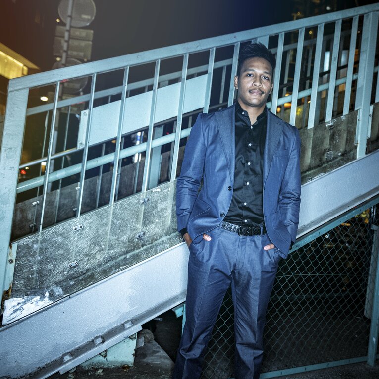 スーツ姿で登場した松島幸太朗　©︎Takuya Sugiyama