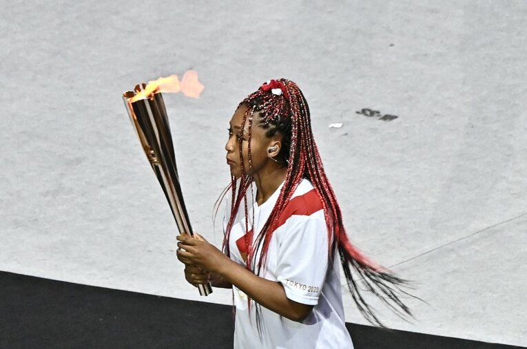 7月23日の東京五輪開会式。聖火の最終ランナーを務めた大坂なおみ ／ photograph by Jiji Press