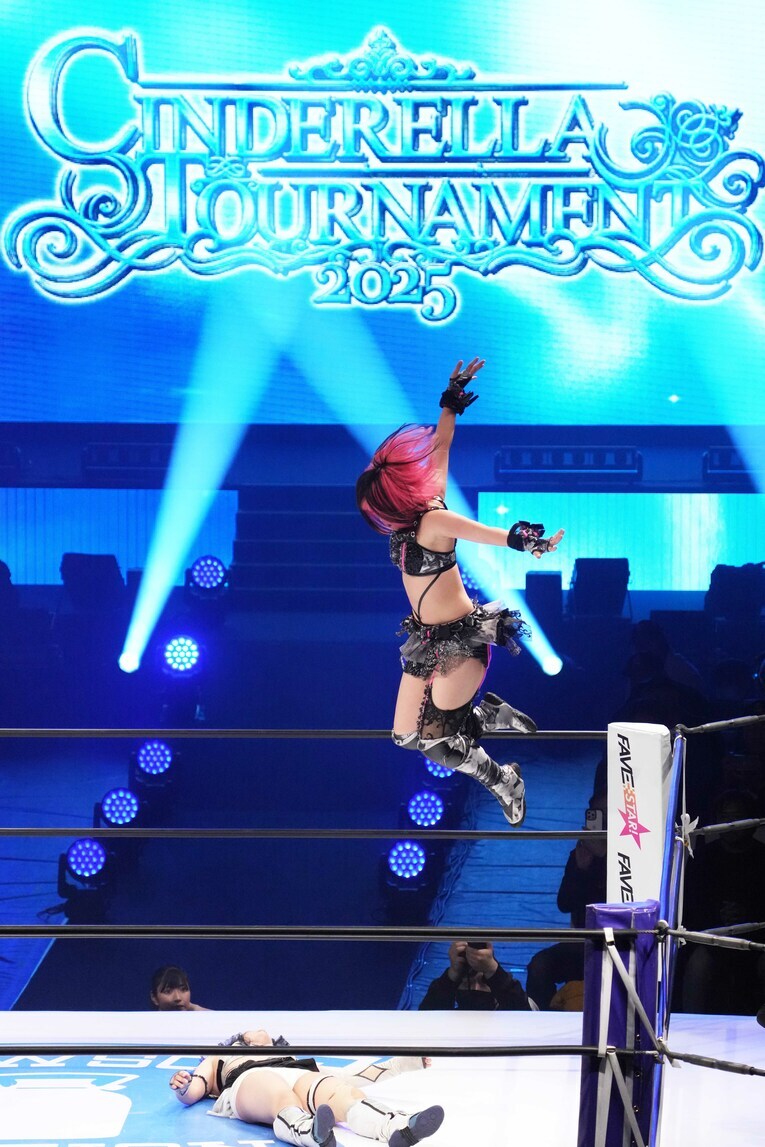 玖麗さやかにダブルニーを落とす吏南　©Masashi Hara