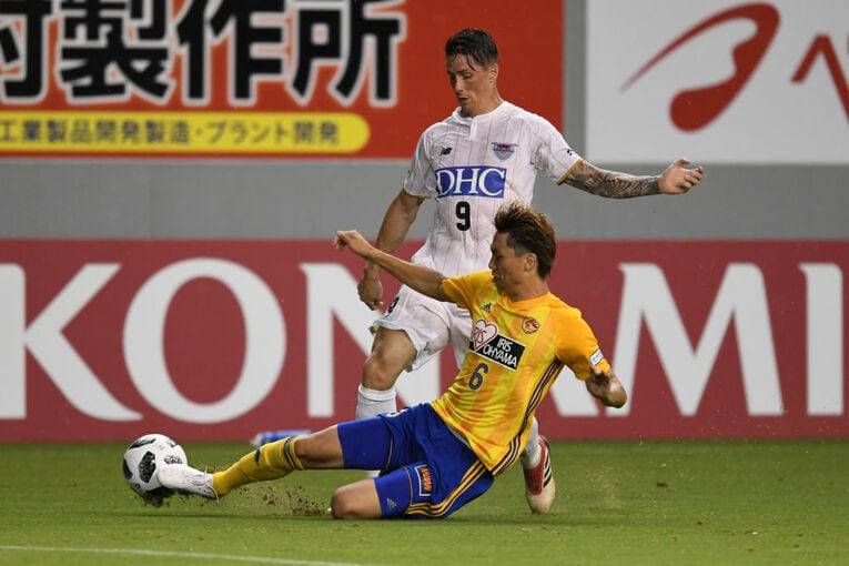2018年、F・トーレスとマッチアップする仙台時代の板倉　©Masashi Hara/Getty Images