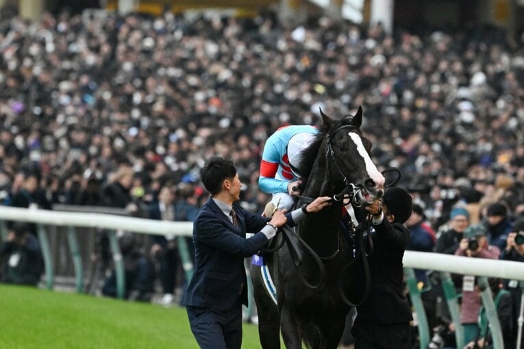 イクイノックスの馬上で涙を流すルメール　©Keiji Ishikawa