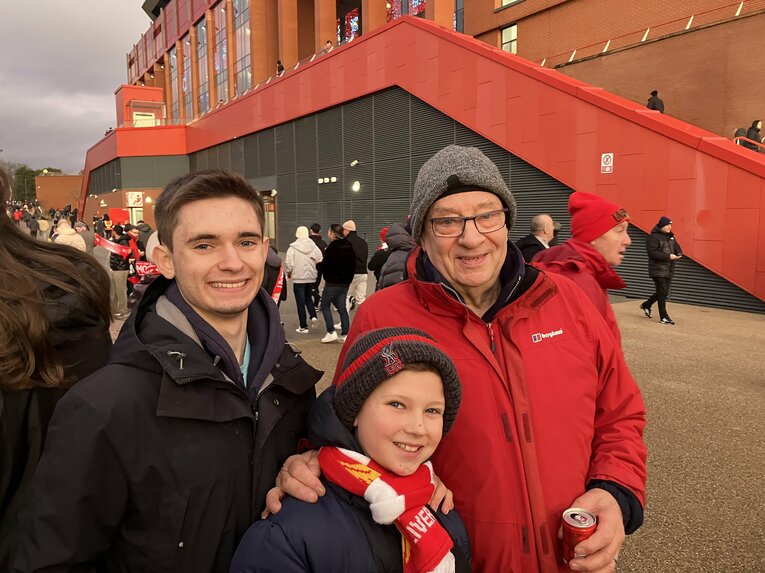 シーズンチケットホルダーのジョン・ロッドさんと、2人のお孫さん。ロッドさんは、67年にわたりリバプールを追いかけるサポーター　©Kosuke Tajima