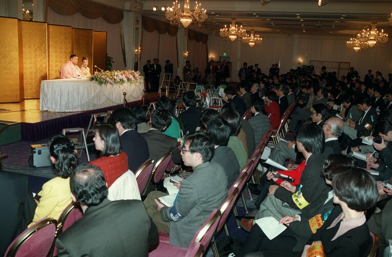 1992年11月27日、婚約発表会見に臨む貴花田と宮沢りえ。会場には大勢の報道陣が集まった（東京都千代田区・ホテルニューオータニ）　©JIJI PRESS