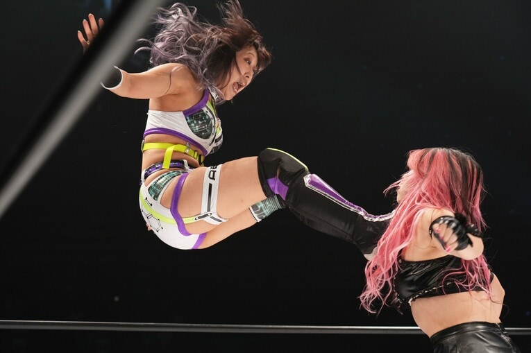 準決勝。吏南にドロップキックを放つAZM　©Essei Hara