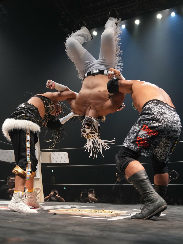 画鋲ボードに叩きつけられるエル・デスペラード（クリックすると「この記事の写真」に飛びます。流血等の過激な写真を含みますのでご注意ください）