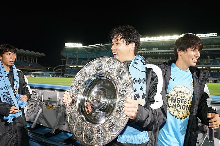 ベストイレブンに選出されるなど、移籍1年目から川崎にフィットした山根視来。充実した時間の中でも「満足していない」と語った ／ photograph by J.LEAGUE