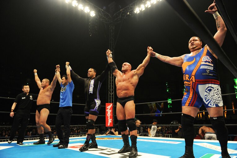 8人タッグ戦に勝利した曙　©Essei Hara