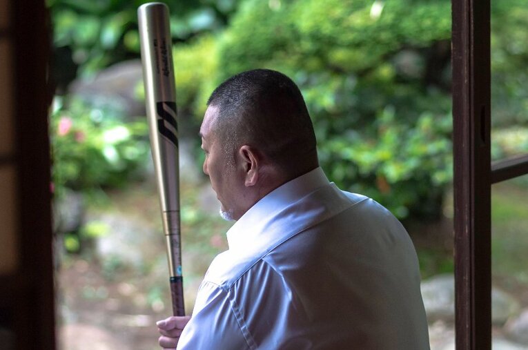 史上最多の甲子園13本塁打を放った金属バットを大事そうに持つ清原和博 ／ photograph by Takuya Sugiyama