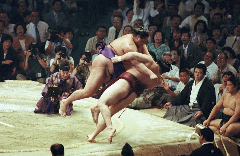 29年前、1993年7月場所、優勝経験巴戦で、若ノ花に続き、貴ノ花を寄り倒しで下し、優勝を決めた曙　©JIJI PRESS