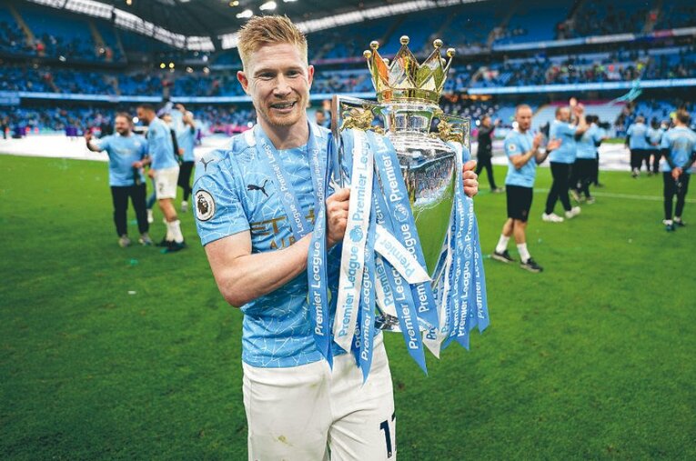 マンチェスター・シティにとって通算5度目となるプレミア制覇に貢献し、トロフィを掲げるデブライネ ／ photograph by L’Équipe