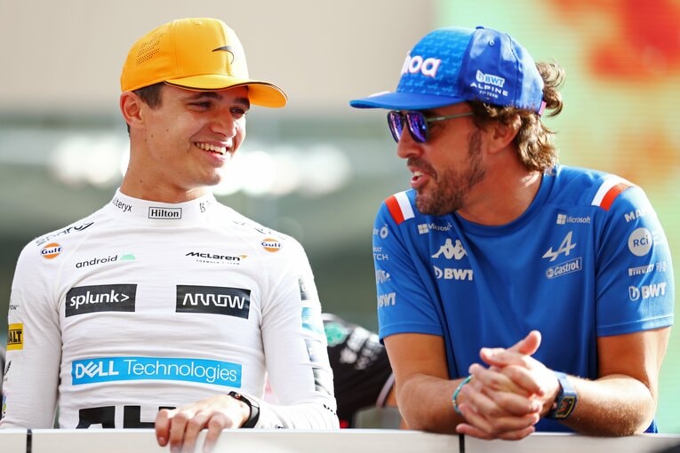 アロンソ（右）とにこやかに話すノリス。2022年11月アブダビにて　©︎Getty Images