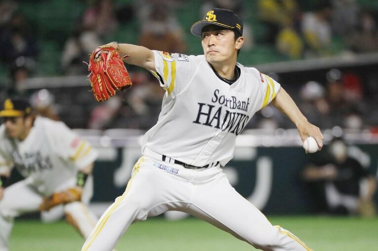 今季初勝利を挙げた和田（右） ／ photograph by KYODO