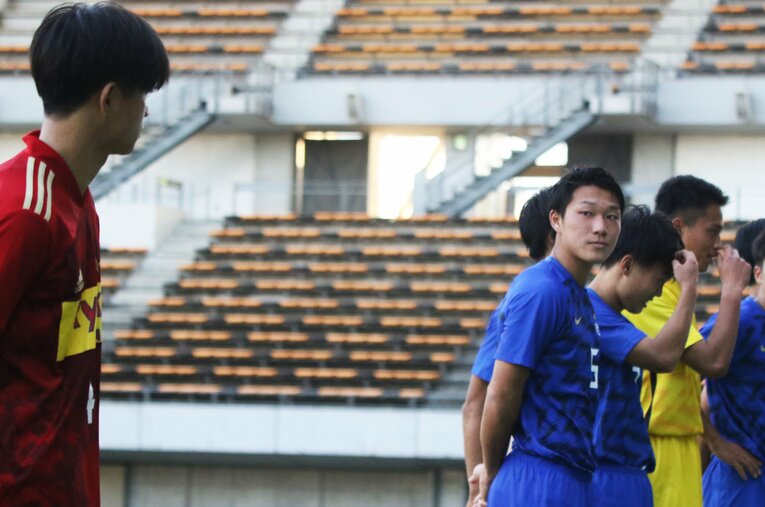 表彰式で目を合わす2人　©Takahito Ando