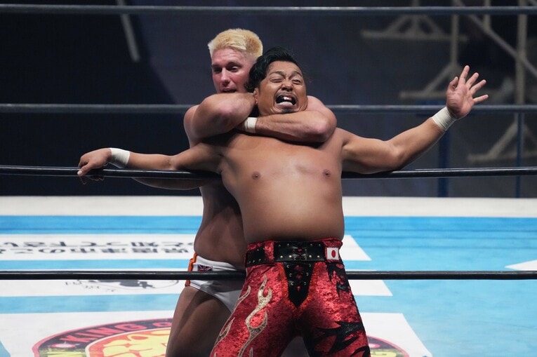 鷹木信悟をスリーパーホールドで絞め上げる　©Essei Hara